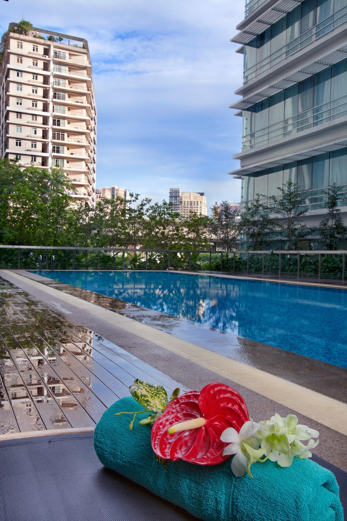 Parkroyal Serviced Suites Kuala Lumpur Exteriér fotografie The swimming pool at the 10th floor of the building