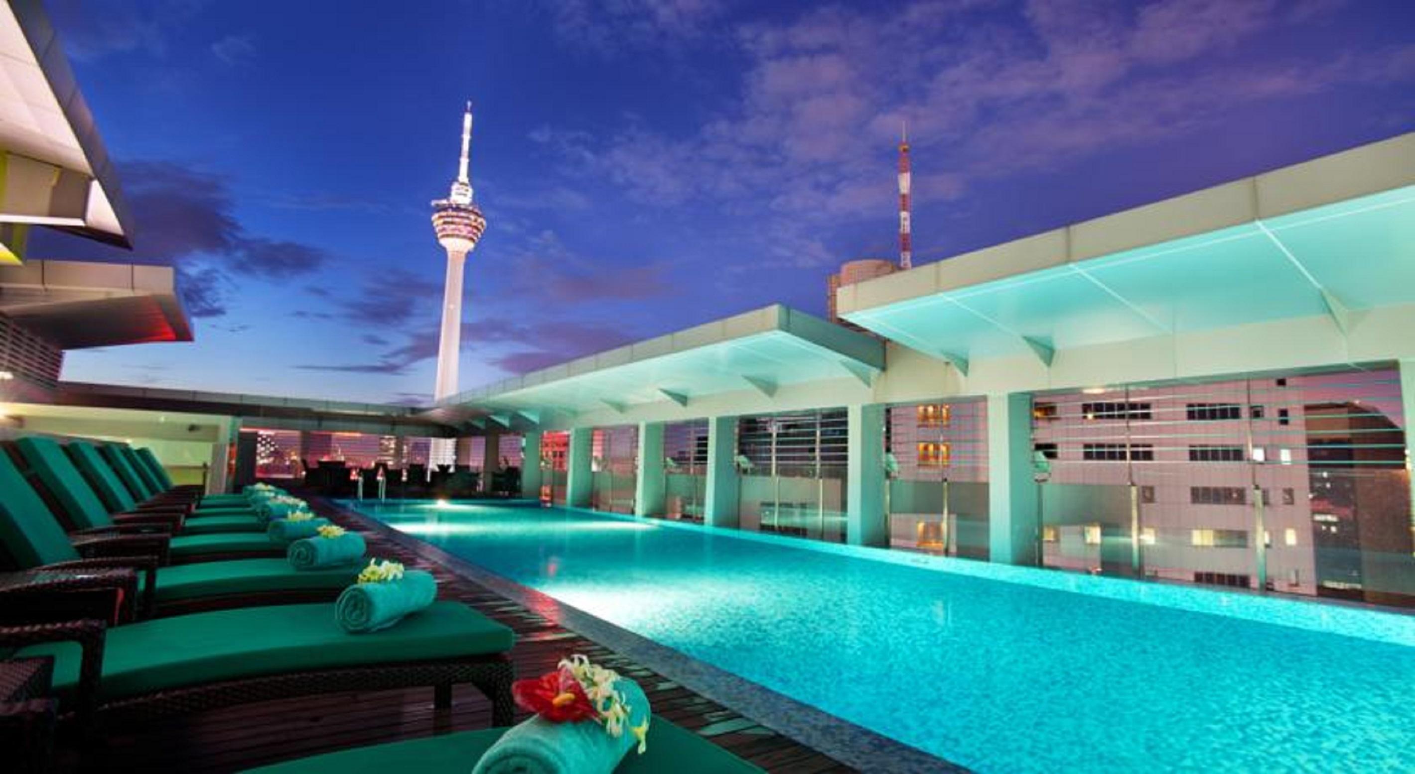 Parkroyal Serviced Suites Kuala Lumpur Exteriér fotografie The swimming pool at the hotel