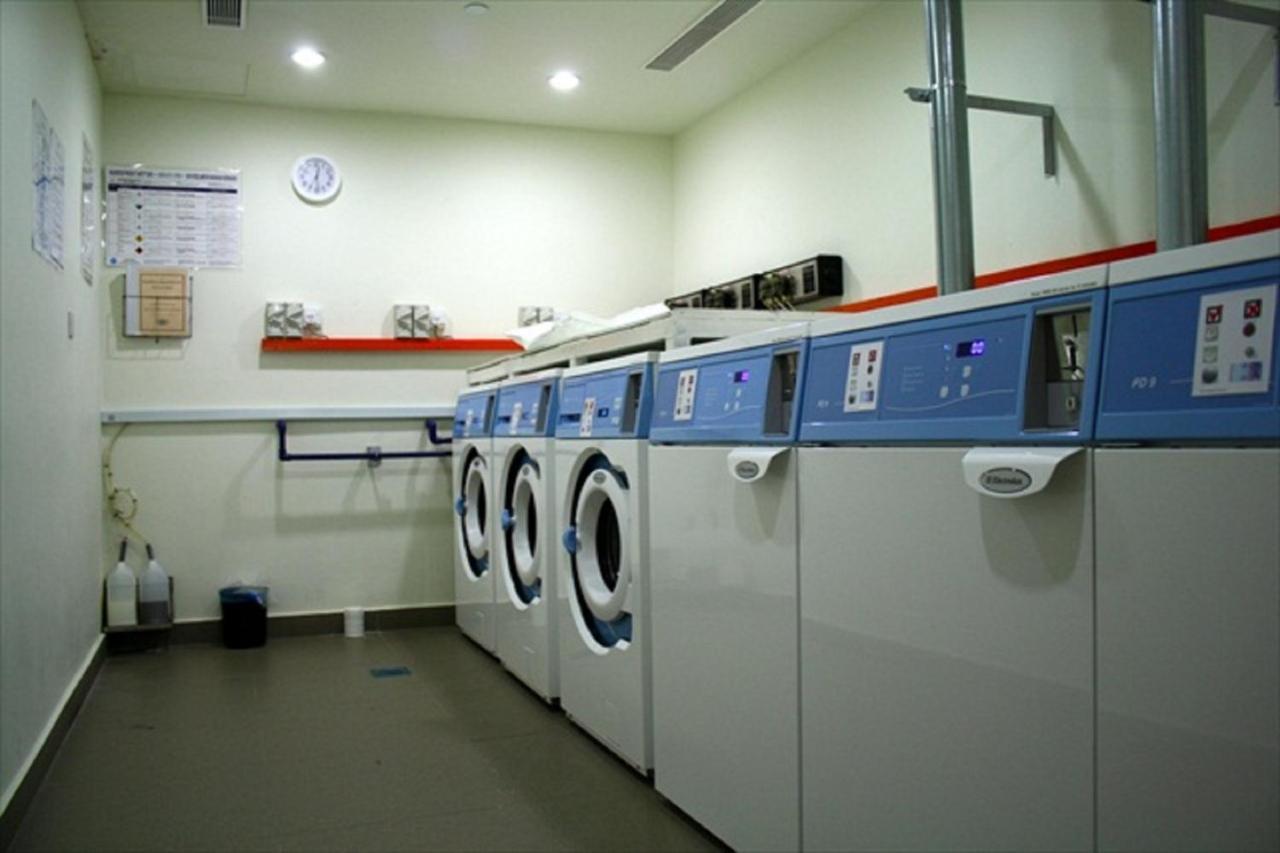 Parkroyal Serviced Suites Kuala Lumpur Exteriér fotografie Laundry facilities at the station