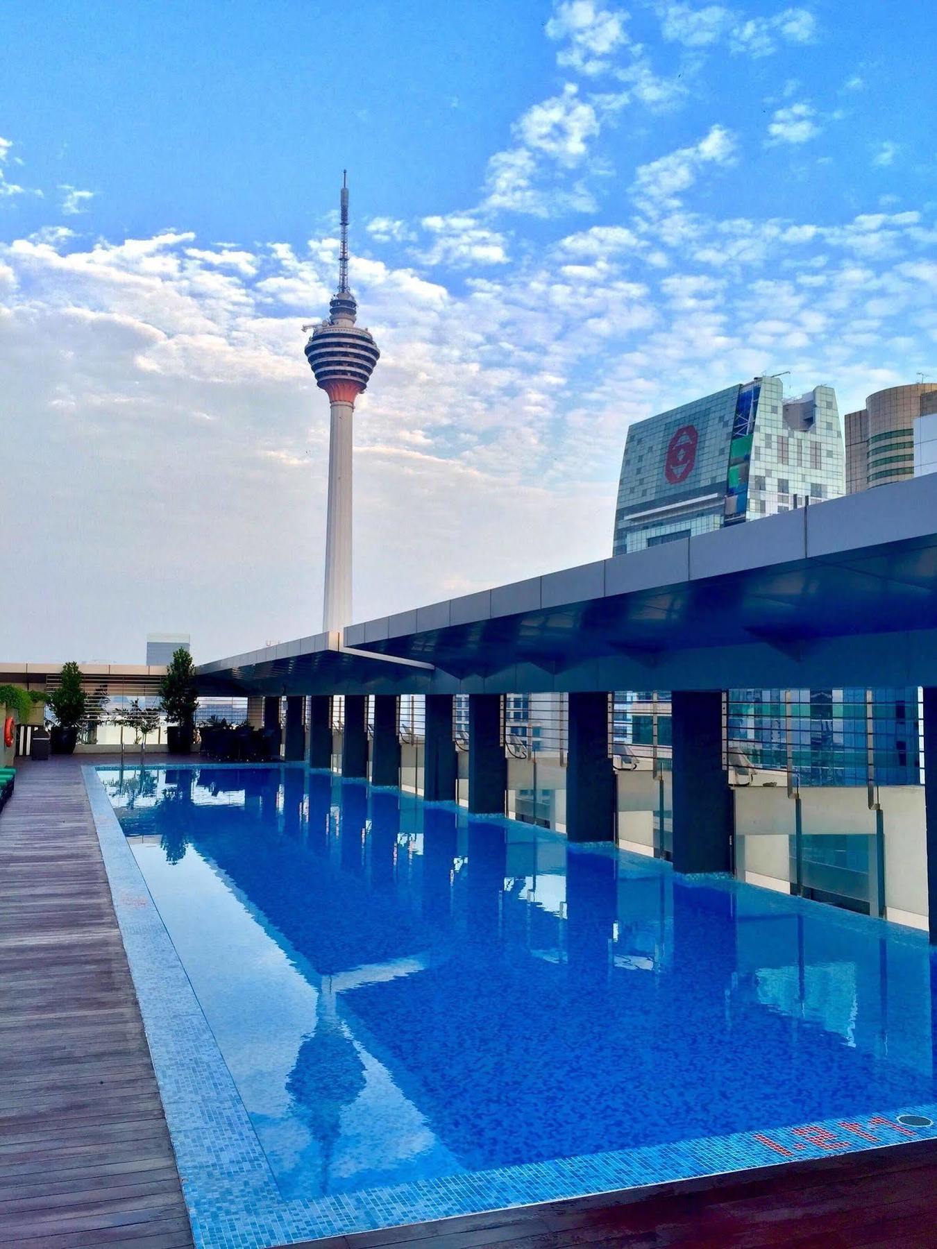 Parkroyal Serviced Suites Kuala Lumpur Exteriér fotografie The pool deck at the 33rd floor of the hotel.