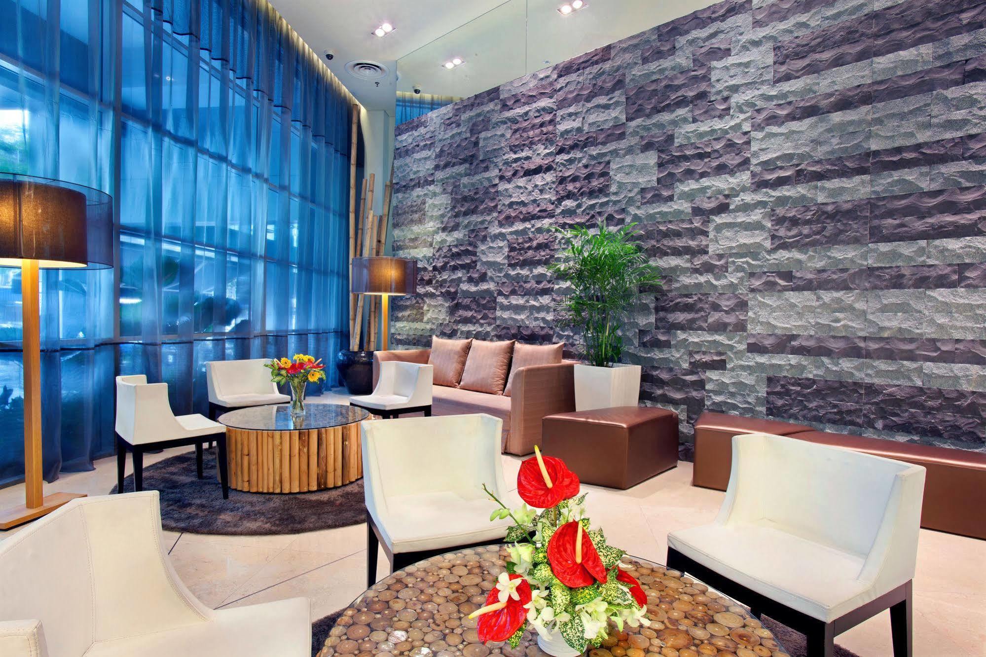 Parkroyal Serviced Suites Kuala Lumpur Interiér fotografie The lobby of the hotel