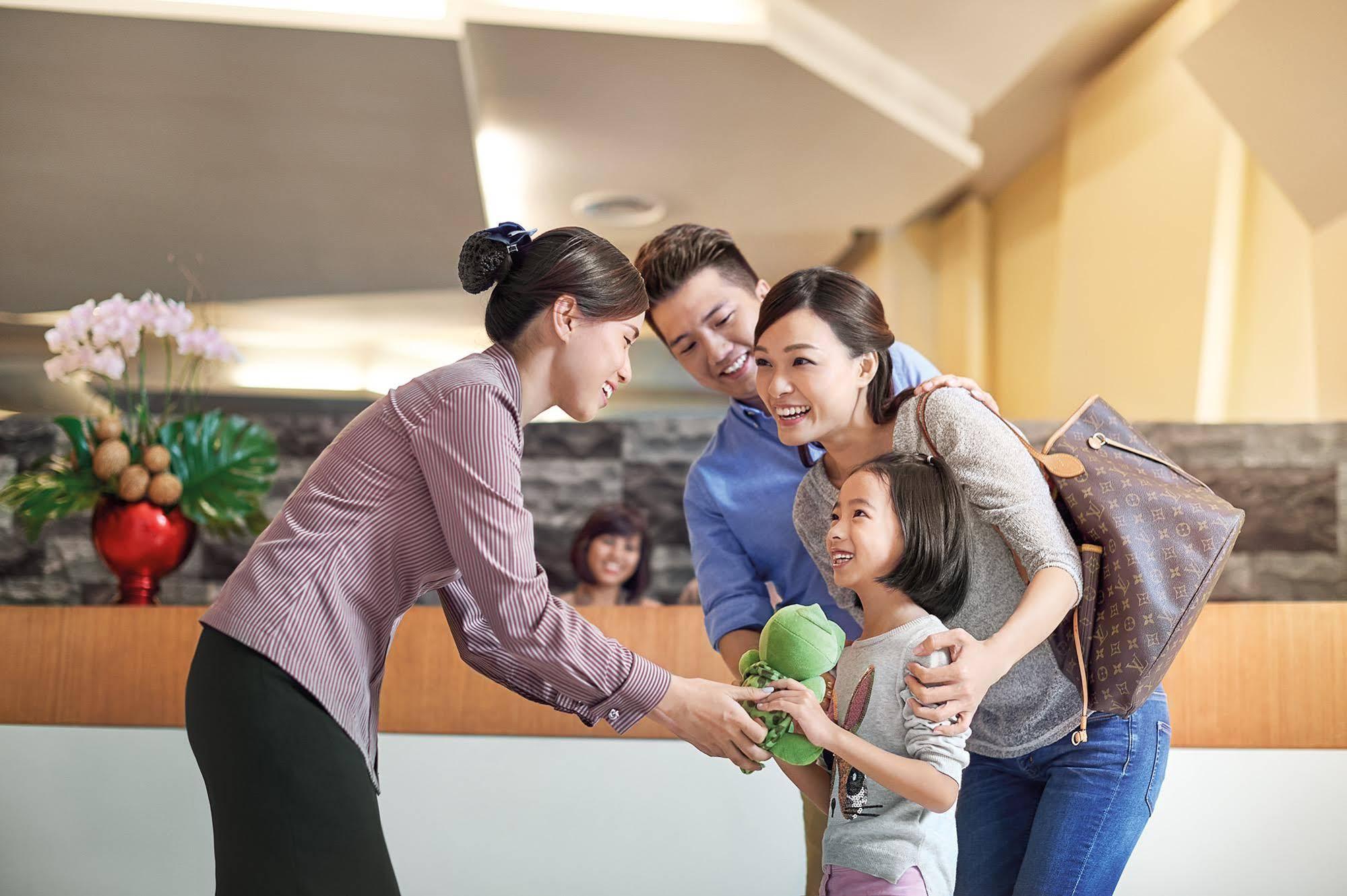 Parkroyal Serviced Suites Kuala Lumpur Exteriér fotografie A family at the airport